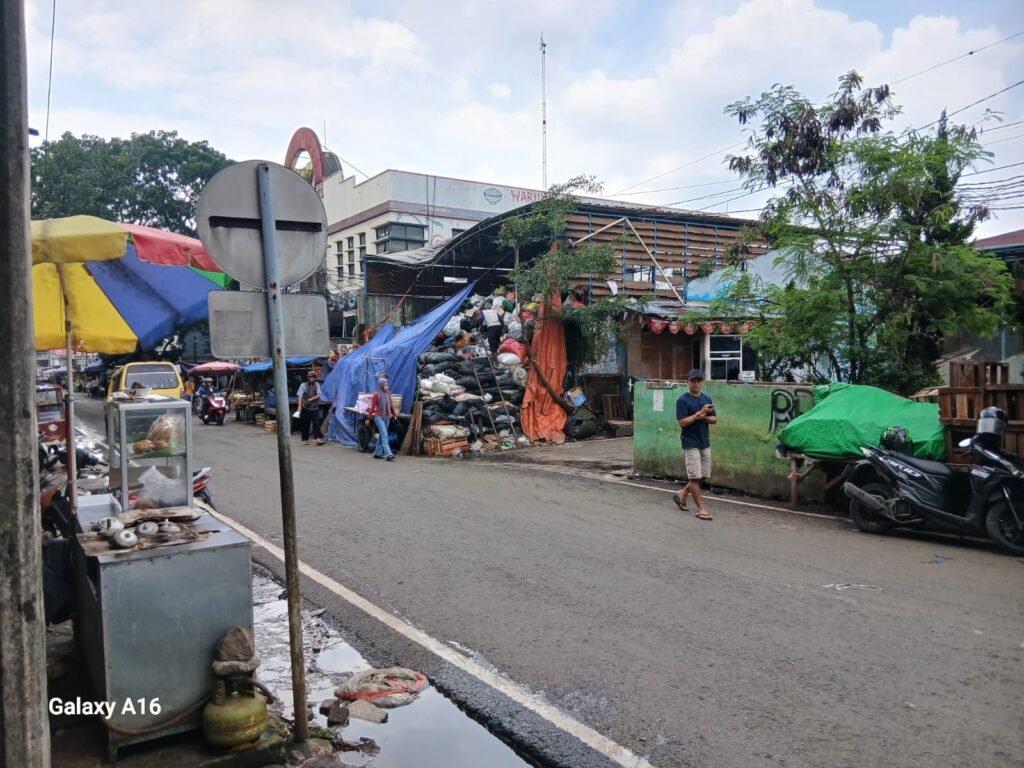 Banjir Sampah di Pasar Sederhana Bandung Capai 5 Meter, Warga Keluhkan Gangguan Kesehatan 3 WhatsApp Image 2025 11 02 at 14.02.22 1ec839cc