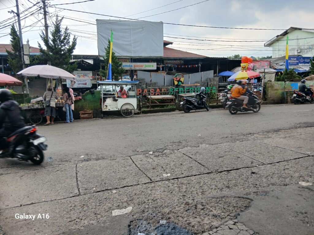 Banjir Sampah di Pasar Sederhana Bandung Capai 5 Meter, Warga Keluhkan Gangguan Kesehatan 2 WhatsApp Image 2025 11 02 at 14.03.12 1264887b