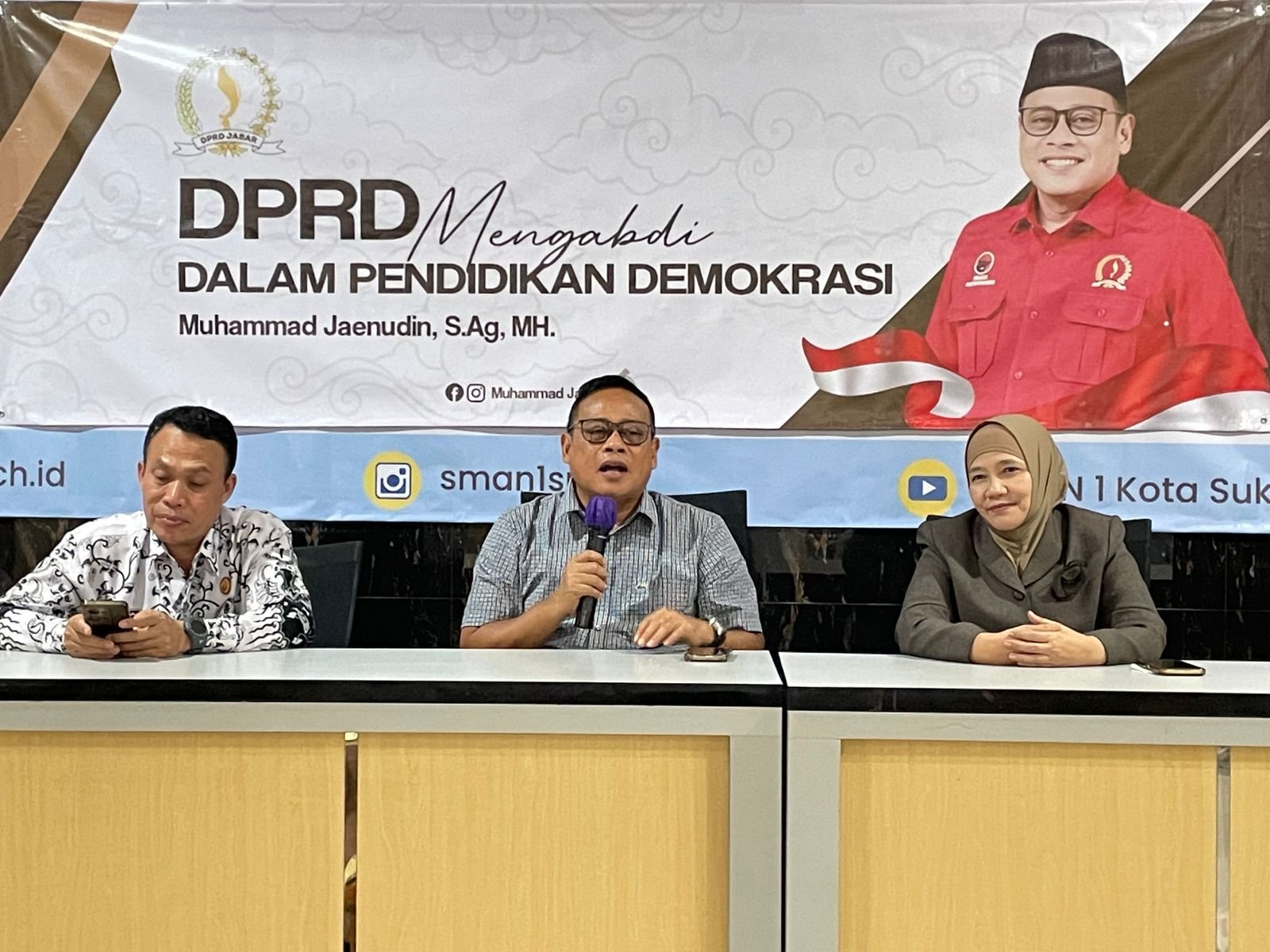 Anggota DPRD Jabar Muhammad Jaenudin Beri Pendidikan Demokrasi kepada Siswa SMA Negeri 1 Kota Sukabumi 1 WhatsApp Image 2025 11 24 at 19.58.42