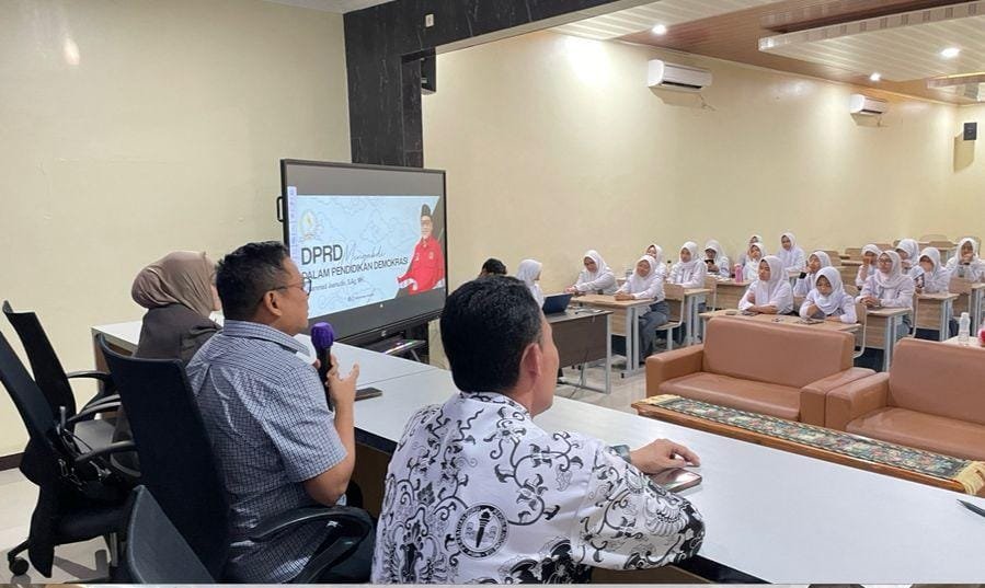 Anggota DPRD Jabar Muhammad Jaenudin Beri Pendidikan Demokrasi kepada Siswa SMA Negeri 1 Kota Sukabumi 3 WhatsApp Image 2025 11 24 at 20.11.38