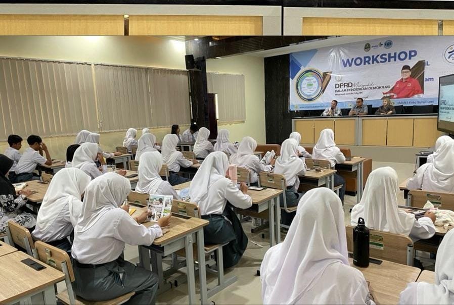 Anggota DPRD Jabar Muhammad Jaenudin Beri Pendidikan Demokrasi kepada Siswa SMA Negeri 1 Kota Sukabumi 2 WhatsApp Image 2025 11 24 at 20.11.39 1