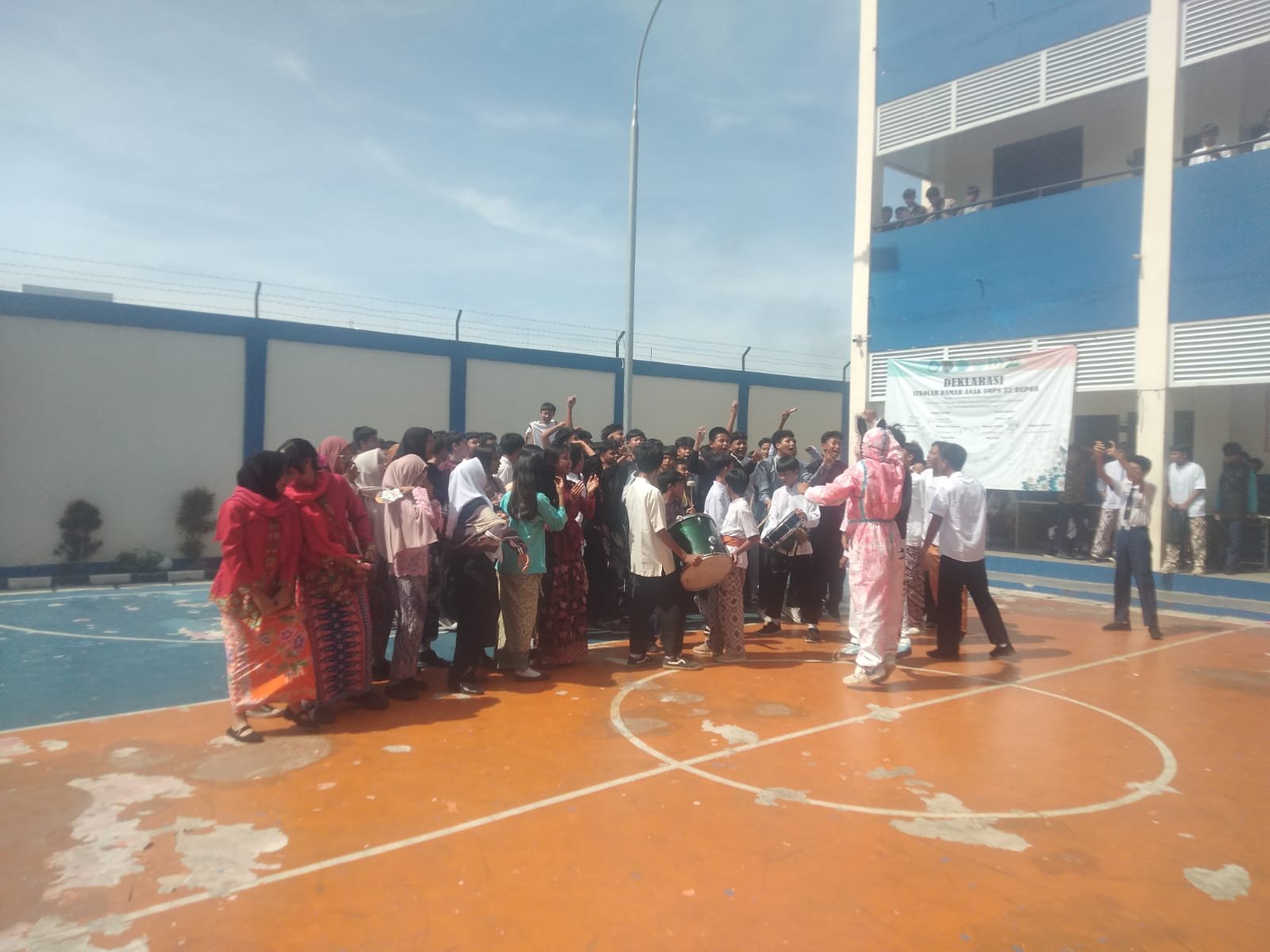 Siswa siswi SMPN 32 Depok sambut hari guru nasional dengan semangat mengucapkan terima kasih kepada guru guru pendidik nya 4 WhatsApp Image 2025 11 26 at 08.34.39 cdf3b2c3