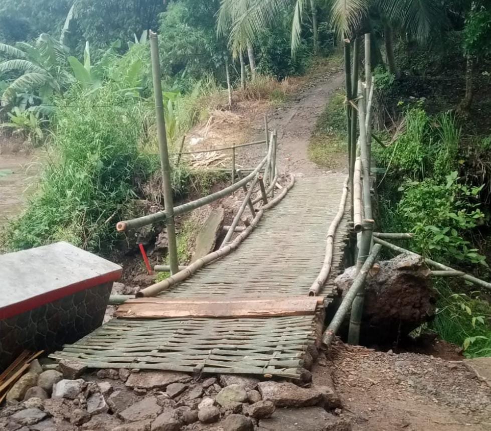 Warga KP Cibeuning Antusias Bangun Jembatan Sementara Setelah Jembatan Utama Ambruk 3 WhatsApp Image 2025 11 26 at 10.28.00