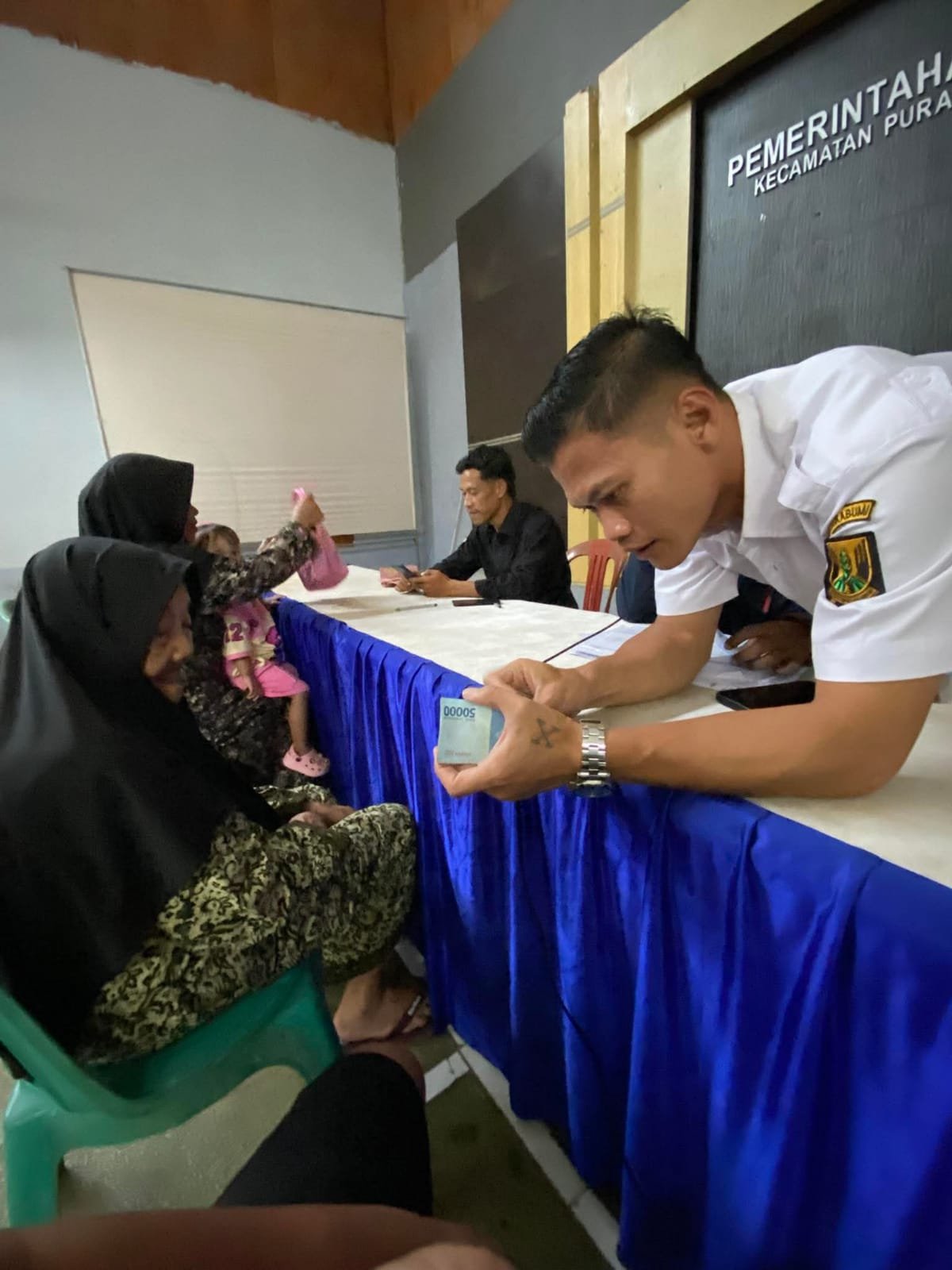 Pemdes Purabaya Salurkan BLT kepada 670 KPM, Lokasi Dialihkan ke Aula Desa 1 WhatsApp Image 2025 11 27 at 15.10.59 f31f7e1c