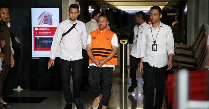 Gubernur Riau Diduga Curiga Ada OTT KPK, Ditangkap Saat Bersembunyi di Kafe 2 langkah gubernur riau menuju mobil tahanan usai ditetapkan tersangka 1762338291165 169