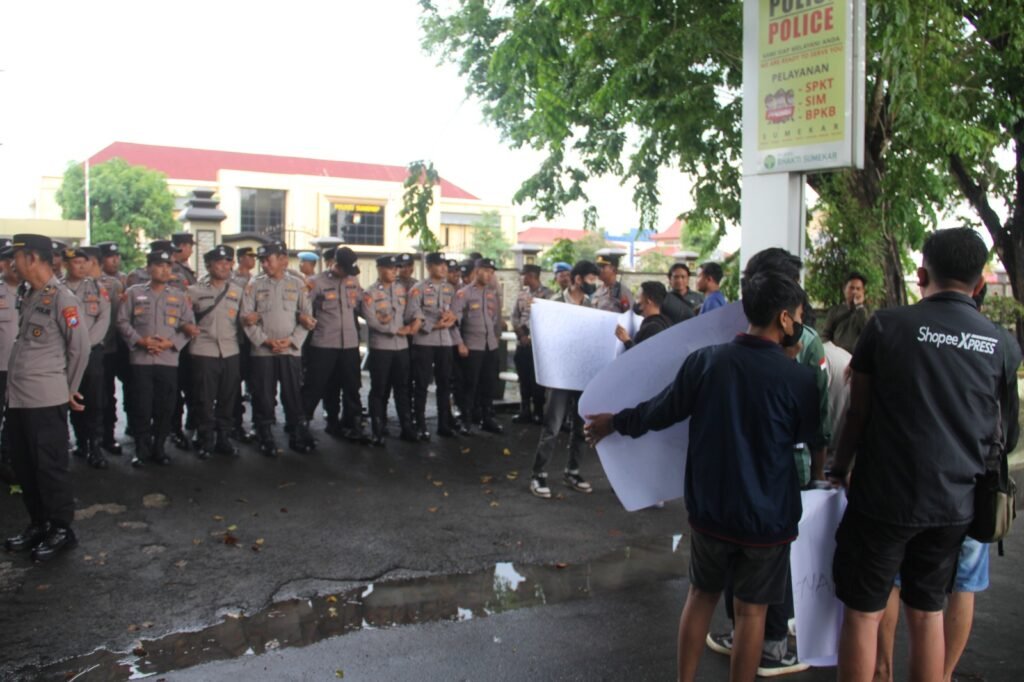 Polres Sumenep Amankan Aksi Bisu DEAR Jatim, Suarakan Dukungan Pemberantasan Korupsi di Kabupaten Sumenep 2 WhatsApp Image 2025 12 09 at 18.34.35 1