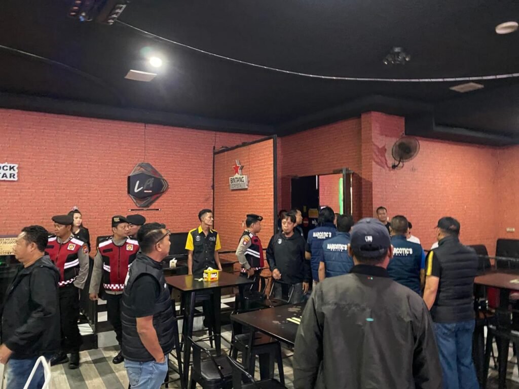 Dua Pemuda Terindikasi Gunakan Obat Terlarang Dalam Gelar Patroli dan Razia Hiburan Malam diamankan polres Sumenep. 2 WhatsApp Image 2025 12 14 at 06.06.39 0b3fffbf