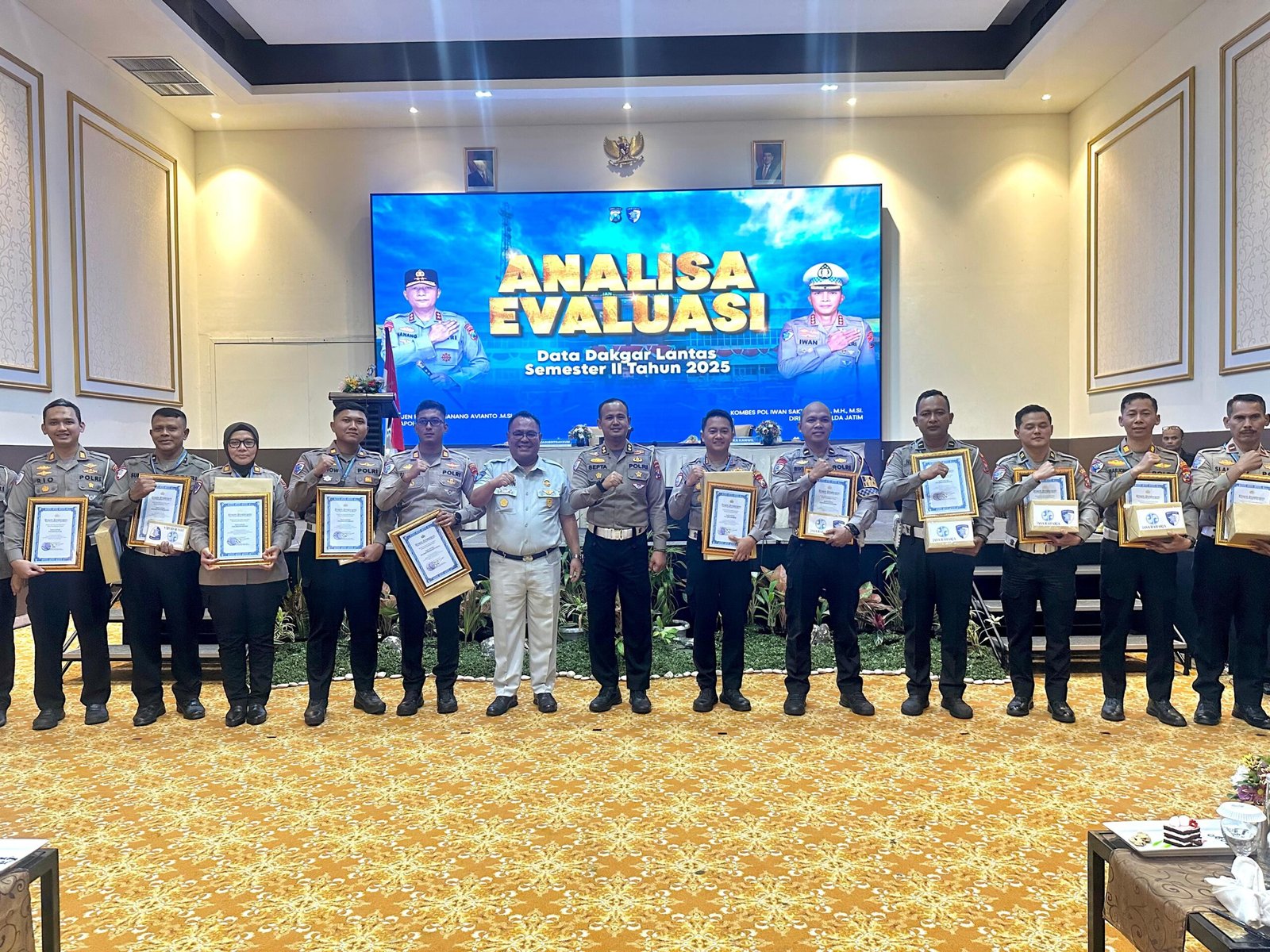 Satlantas Polres Sumenep Raih Penghargaan Terbaik I Penurunan Angka Kecelakaan Lalu Lintas Triwulan III Tahun 2025 2 WhatsApp Image 2025 12 16 at 19.45.43 2 scaled