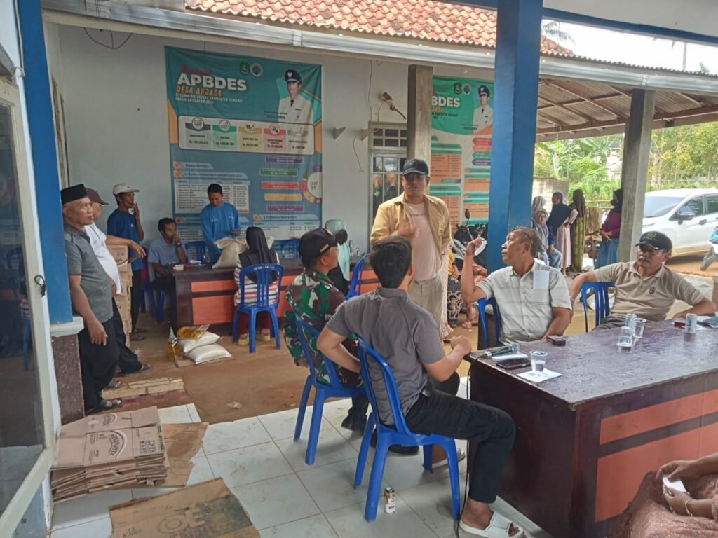 Pemdes Arjasa Melaksanakan Penyaluran Bantuan Pangan (Bapang) 2025. Sebanyak 274 Penerima. 2 WhatsApp Image 2025 12 17 at 11.58.38 AM 1