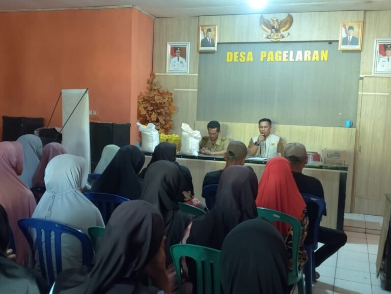Pemdes Pagelaran Salurkan Bantuan Pangan Bulog untuk 258 KPM.