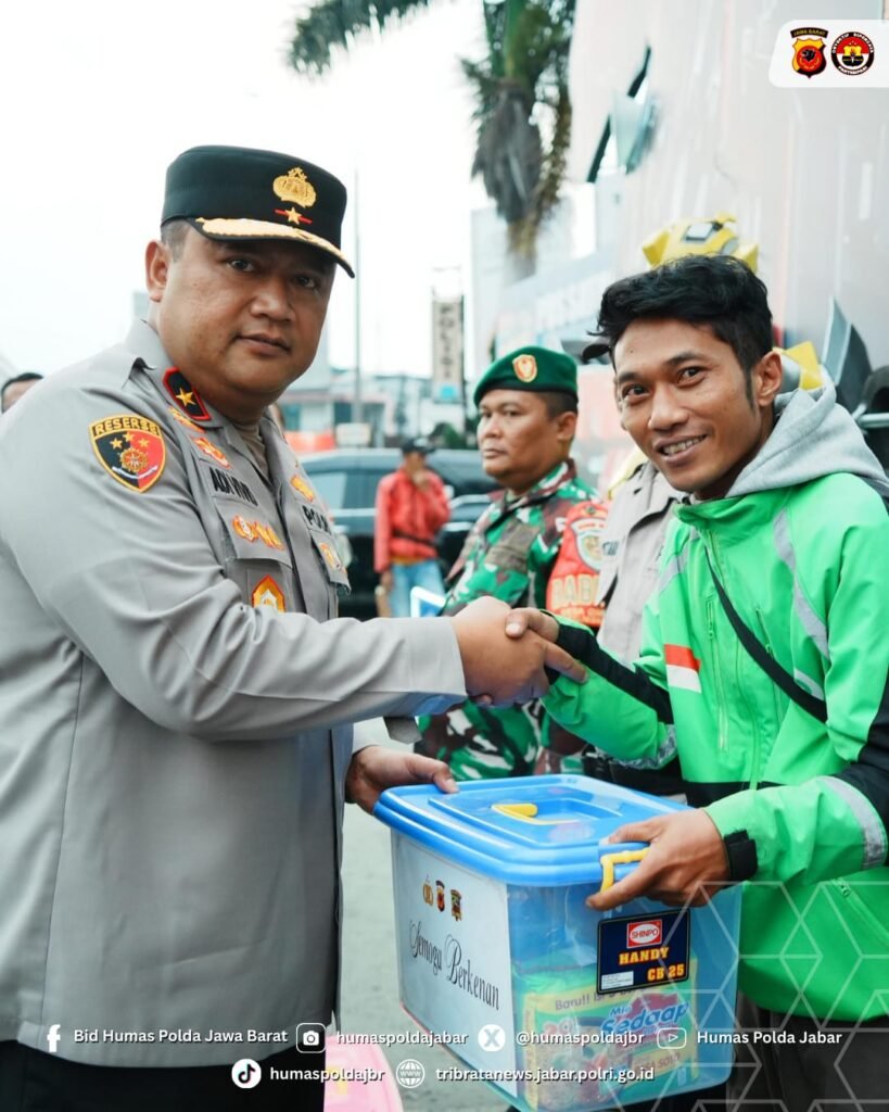 Pastikan Kesiapan Operasi Ketupat 2026, Wakapolda Jabar Tinjau Pospam Cimahi dan Padalarang 2 WhatsApp Image 2026 03 15 at 9.30.30 AM 1