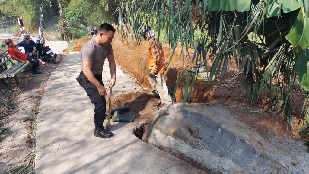 Wujud Nyata Kepedulian Lingkungan, Kapolsek Kebonpedes Pimpin Kerja Bakti Perbaikan Akses Jembatan Gantung Jantake 3 WhatsApp Image 2026 06 12 at 4.57.57 PM 1