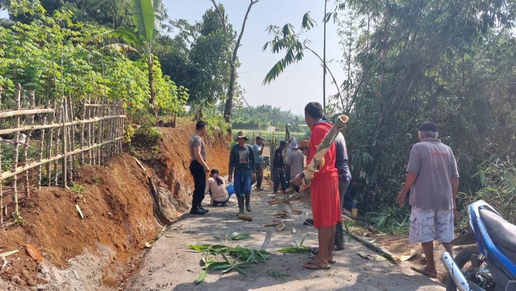 Wujud Nyata Kepedulian Lingkungan, Kapolsek Kebonpedes Pimpin Kerja Bakti Perbaikan Akses Jembatan Gantung Jantake 2 WhatsApp Image 2026 06 12 at 4.57.57 PM