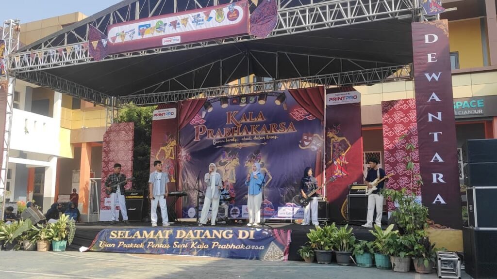 Pentas Seni Kala Prabhakarsa 2026 Jadi Ajang Penguatan Karakter dan Kreativitas Siswa SMKN 1 Cianjur 3 WhatsApp Image 2026 06 17 at 4.32.43 PM 1