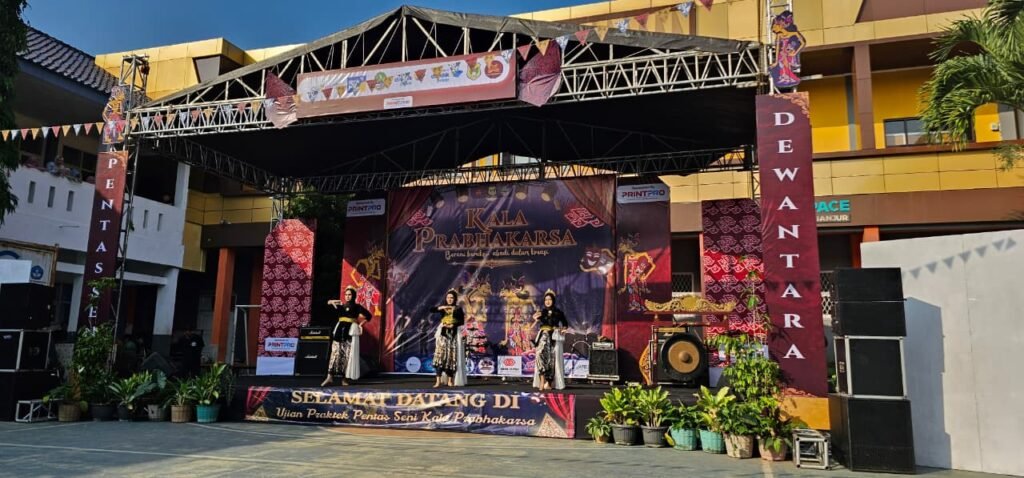 Pentas Seni Kala Prabhakarsa 2026 Jadi Ajang Penguatan Karakter dan Kreativitas Siswa SMKN 1 Cianjur 4 WhatsApp Image 2026 06 17 at 4.42.01 PM