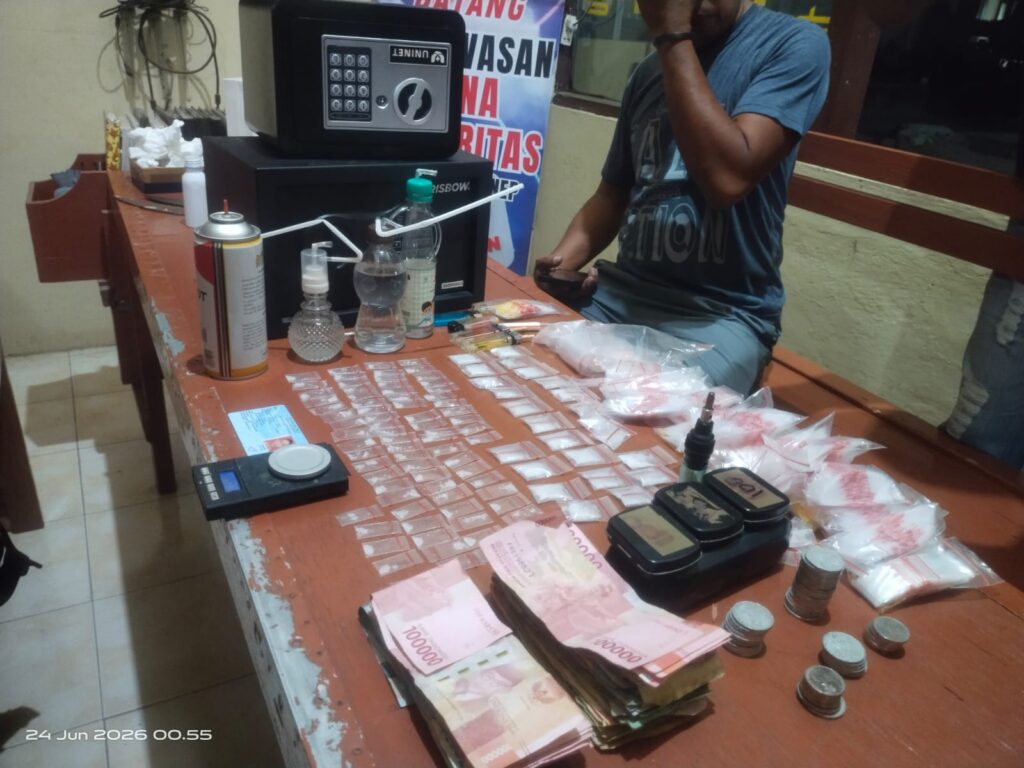 Polsek Masalembu Ungkap Kasus Penyalahgunaan Narkotika Jenis Sabu, Puluhan Paket Sabu dan Uang Tunai Diamankan 2 WhatsApp Image 2026 06 24 at 9.29.37 AM