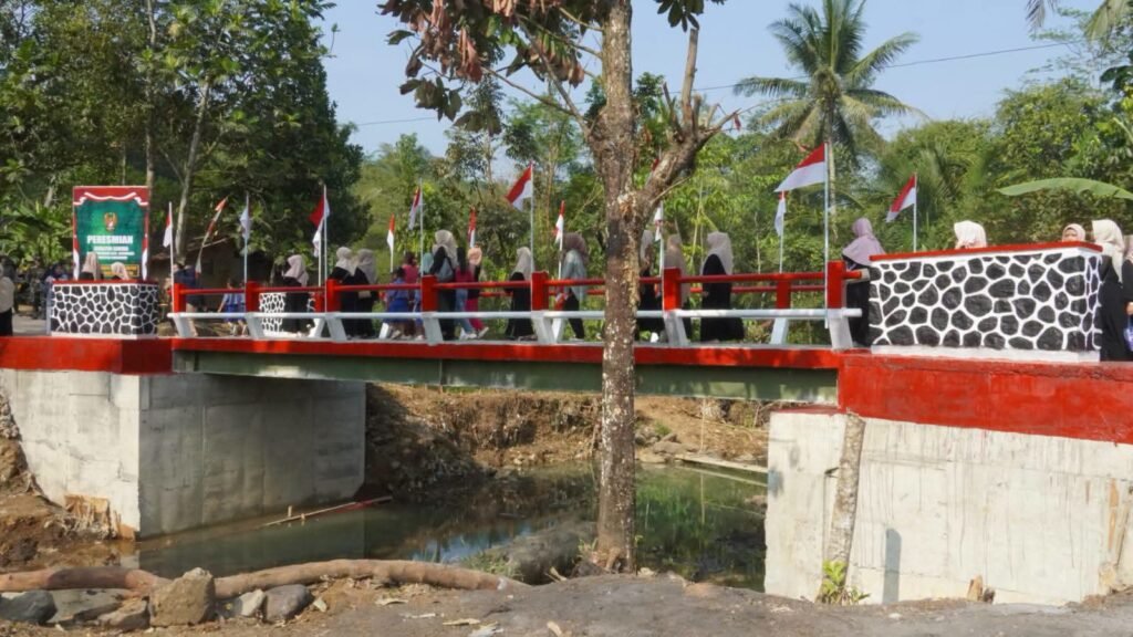 Jembatan Garuda Suci Resmi Hadir di Cikembar, Wujud Kolaborasi TNI dan Kepedulian Presiden bagi Kemajuan Desa 2 WhatsApp Image 2026 07 21 at 14.11.031 1
