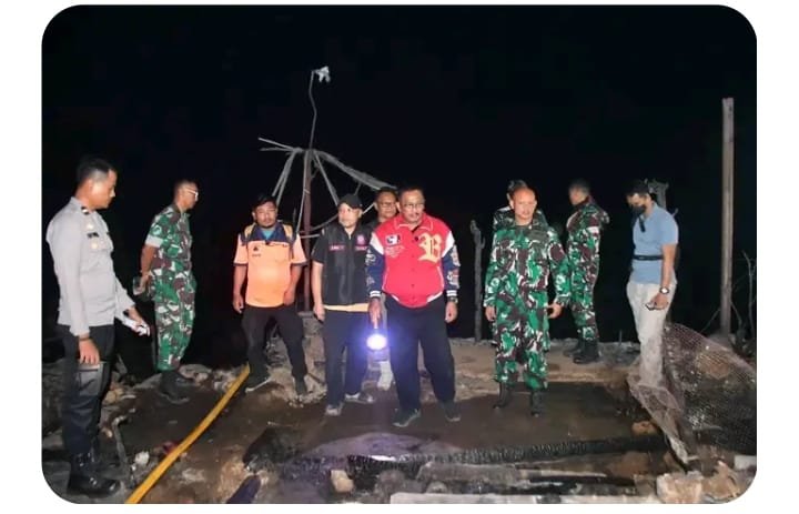 Bupati Sukabumi Tinjau Langsung Ciptamulya, Perintahkan Penanganan Darurat Usai Kebakaran Hanguskan Puluhan Rumah Adat 3 WhatsApp Image 2026 07 26 at 11.25.54 AM 1