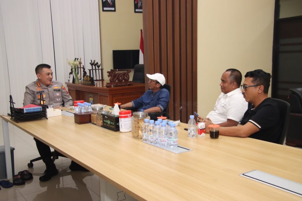 Pererat Silaturahmi, Kapolresta Sumenep Terima Keris dari Pegiat Budaya 2 WhatsApp Image 2026 07 31 at 8.27.27 PM