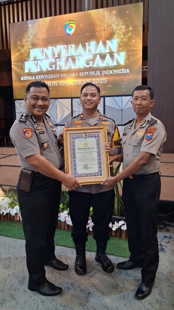 Wakapolresta Sumenep Terima Penghargaan, Polresta Sumenep Raih Predikat Pelayanan Prima Kategori A 2 WhatsApp Image 2026 08 14 at 5.14.00 PM