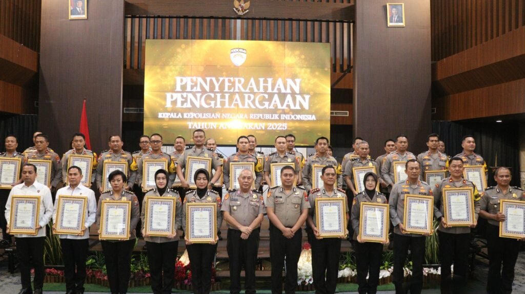 Wakapolresta Sumenep Terima Penghargaan, Polresta Sumenep Raih Predikat Pelayanan Prima Kategori A 3 WhatsApp Image 2026 08 14 at 5.14.01 PM 1