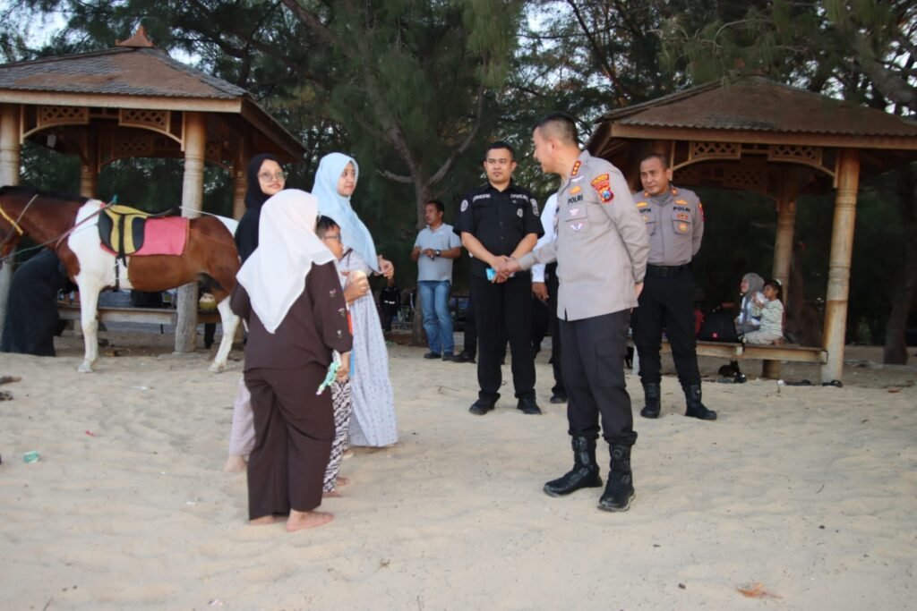 Senja di Pantai Lombang, Kapolresta Sumenep Sapa Wisatawan Lewat Patroli Harkamtibmas 2 WhatsApp Image 2026 08 25 at 17.08.251