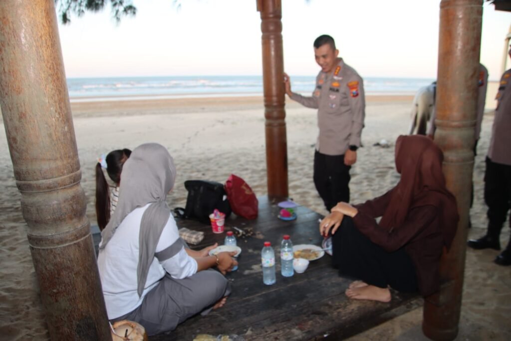Senja di Pantai Lombang, Kapolresta Sumenep Sapa Wisatawan Lewat Patroli Harkamtibmas 3 WhatsApp Image 2026 08 25 at 17.08.26
