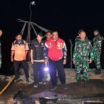 bupati sukabumi asep japar jaket merah saat meninjau lokasi kebakaran 1785031318902 169