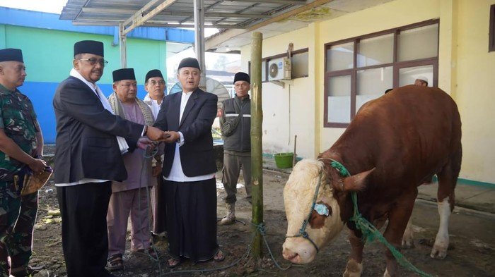 bupati sukabumi asep japar laksanakan salat idul adha di jampang tengah 1779850778248 169