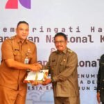 bupati sukabumi asep japar serahkan penghargaan kepada kepala bapenda herdy somantri 1781507309831 169