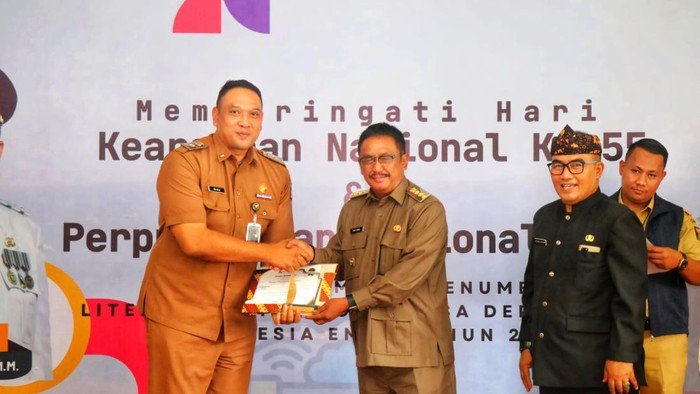 bupati sukabumi asep japar serahkan penghargaan kepada kepala bapenda herdy somantri 1781507309831 169