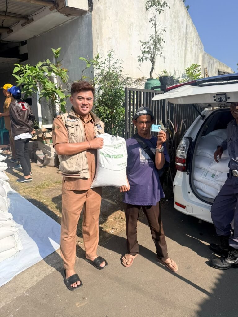 Permudah Akses Warga dan Lansia, Pemdes Cisarua Salurkan Bantuan Beras Langsung ke Setiap Kedusunan 2 WhatsApp Image 2026 09 23 at 11.11.12 AM
