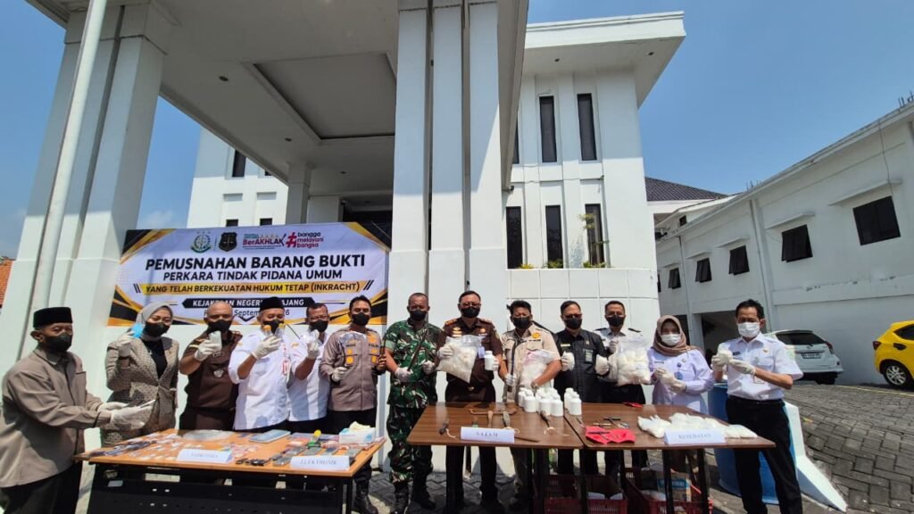 Kejari Lumajang Musnahkan Barang Bukti 54 Perkara Inkracht, 69.198 Pil Berlogo Y Ikut Dimusnahkan 2 WhatsApp Image 2026 09 23 at 3.26.41 PM