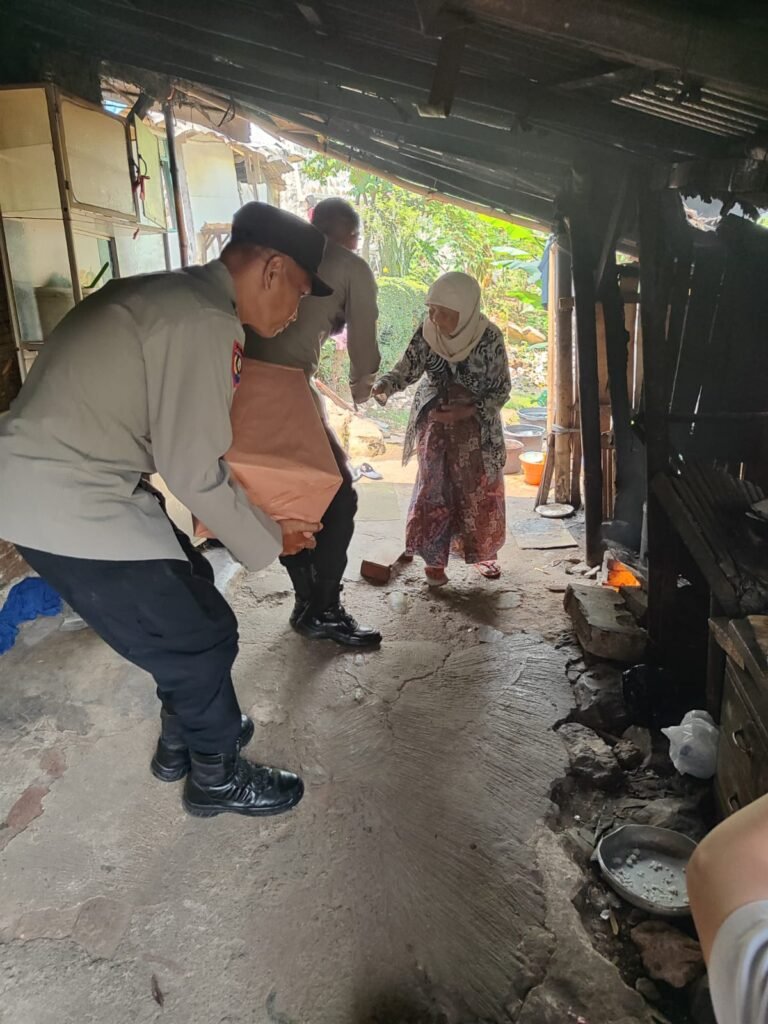 Polsek Cangkuang Polresta Bandung Salurkan Bansos Sembako untuk Warga Jompo dan Kurang Mampu 2 WhatsApp Image 2026 10 05 at 1.47.49 PM
