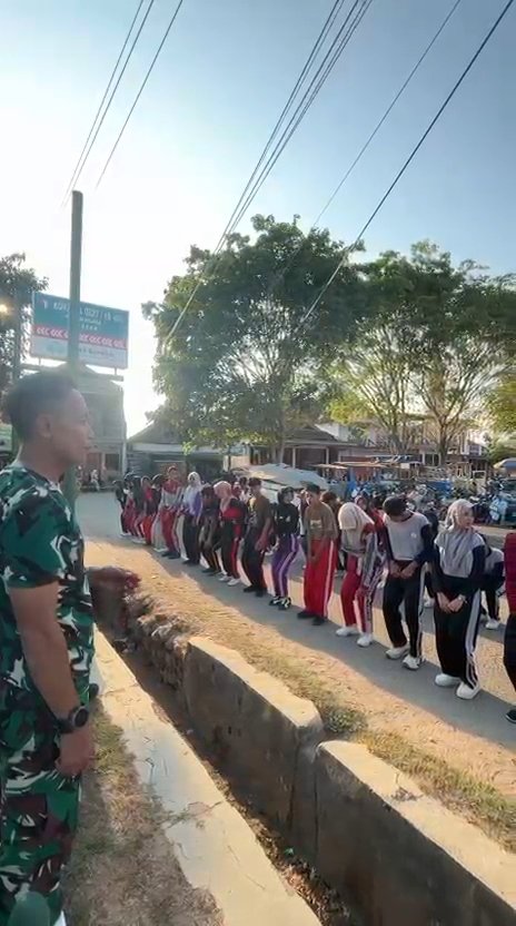 Penuh Disiplin, Pasukan Pengibar Hari Santri di Arjasa Bersiap Kibarkan Merah Putih 2 WhatsApp Image 2026 10 11 at 9.54.16 AMa