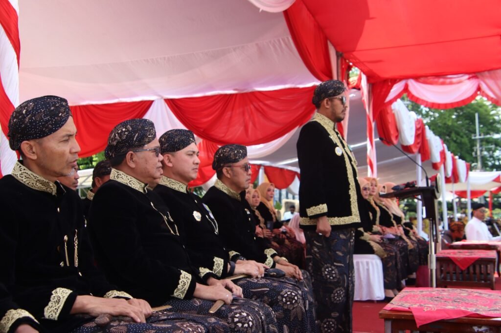 Hadiri Upacara Hari Jadi Sumenep ke-757, Kapolresta Sumenep Terima Anugerah Keterbukaan Informasi Publik 2 WhatsApp Image 2026 10 31 at 4.11.44 PMA